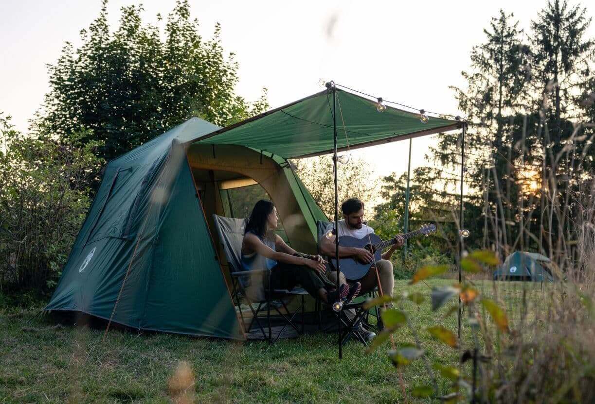 La tente fast pitch Coleman dessinée par l'agence lyonnais La Cime se monte très rapidement pour une nuit en outdoor.